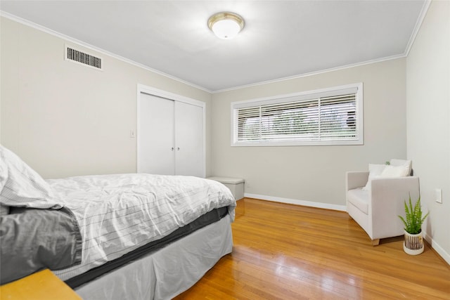 3641 Deal St, Houston, TX 77025 - bedroom with wood finished floors, ornamental molding, baseboards, and a closet