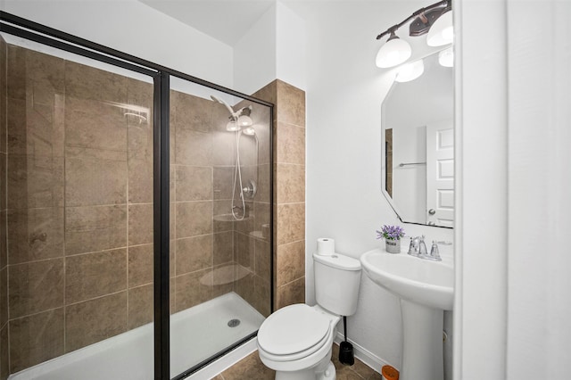 4663 Rockton Hills Ln, Sugar Land, TX 77479 - bathroom featuring a shower stall, toilet, a sink, and tile patterned flooring