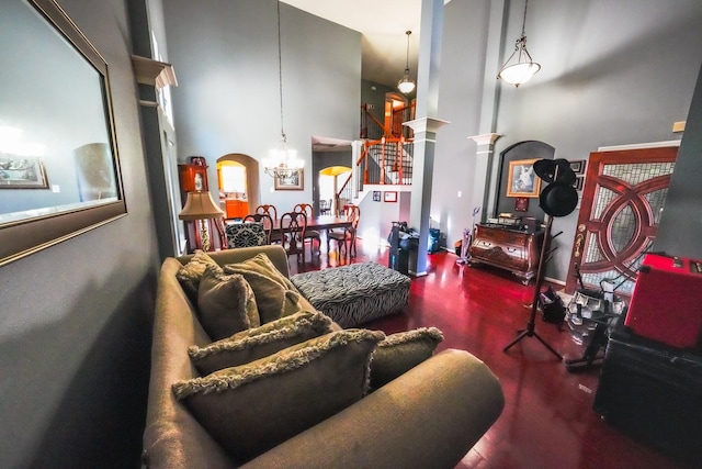 1819 Oxford Green Ct, Fresno, TX 77545 - living area featuring wood finished floors, a towering ceiling, a chandelier, arched walkways, and ornate columns