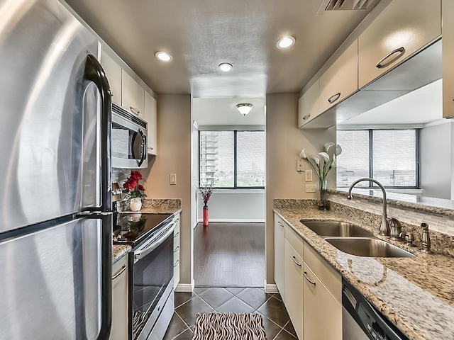 3525 Sage Rd Unit 704, Houston, TX 77056 - kitchen featuring stainless steel appliances, a sink, dark tile patterned floors, baseboards, and recessed lighting