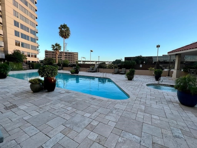 3525 Sage Rd Unit 704, Houston, TX 77056 - community pool with a patio