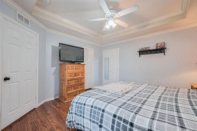 109 Moonspinner, Conroe, TX 77356 - bedroom featuring wood finished floors, a tray ceiling, ornamental molding, a ceiling fan, and baseboards