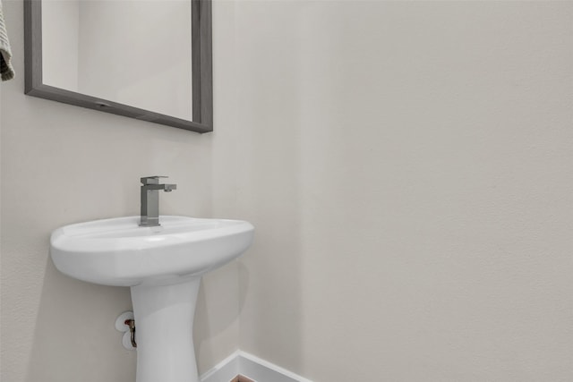 144 Knightsbridge Park Ln, Houston, TX 77018 - bathroom featuring baseboards and a sink