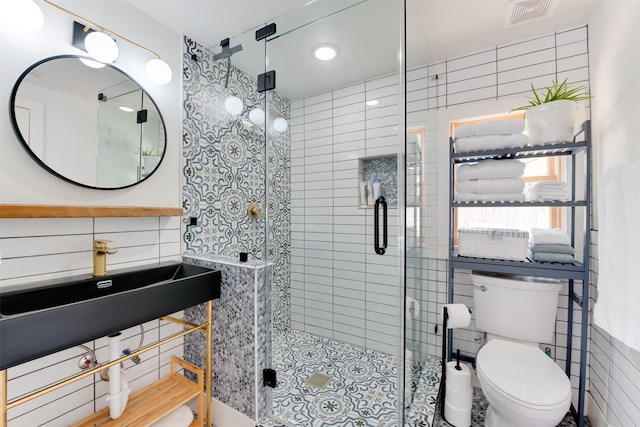 1127 Nadine St, Houston, TX 77009 - bathroom with a shower stall, toilet, and tile walls