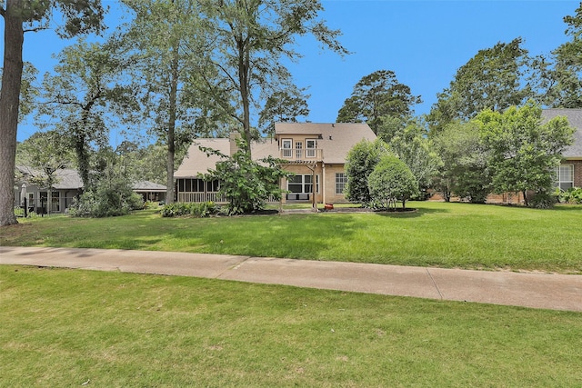 view of front of home featuring a front yard