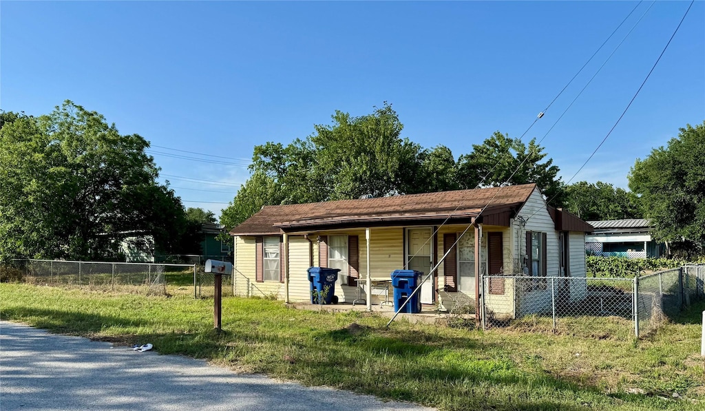 910 E E St, Eagle Lake, TX 77434 - view of front facade featuring a porch