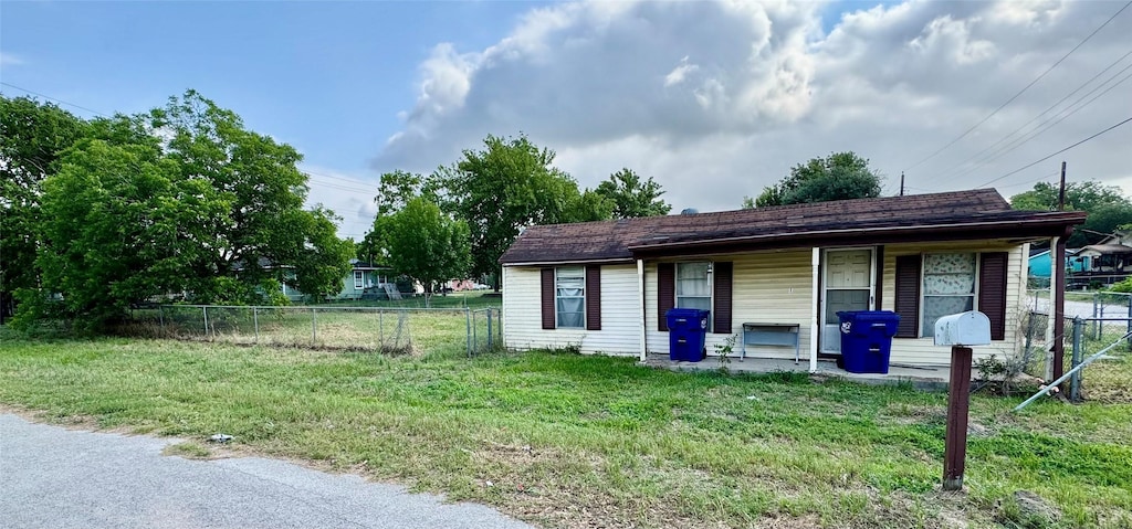 910 E E St, Eagle Lake, TX 77434 - view of front facade with covered porch