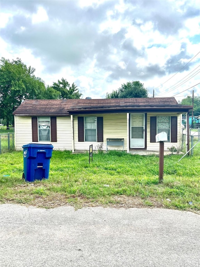 910 E E St, Eagle Lake, TX 77434 - photo 10