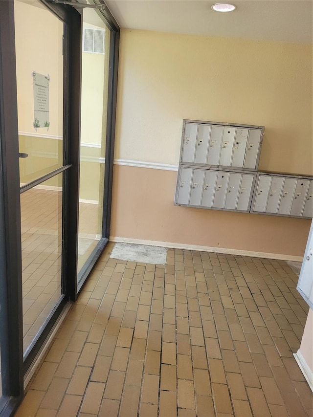 8425 Hearth Dr Unit 25, Houston, TX 77054 - unfurnished sunroom featuring mail area