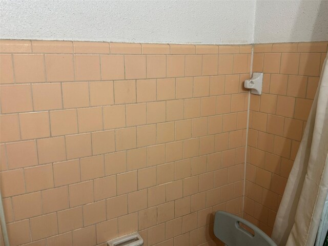 7722 Claiborne St, Houston, TX 77016 - bathroom view of a shower with curtain