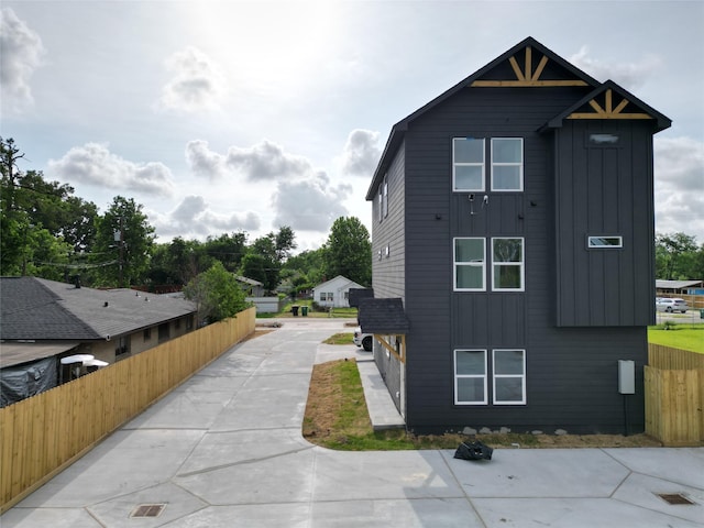 8605 Wileyvale Rd, Houston, TX 77016 - view of property exterior with board and batten siding