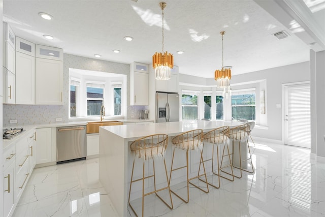 5515 E Terrace Gable Cir, Katy, TX 77494 - kitchen with stainless steel appliances, a sink, a chandelier, recessed lighting, and backsplash