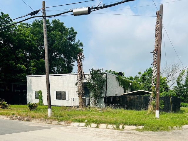 702 Farquhar St, Navasota, TX 77868 - view of side of property featuring fence