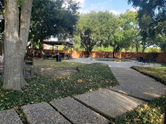 11710 Southlake Dr, Houston, TX 77077 - fenced backyard with a patio area