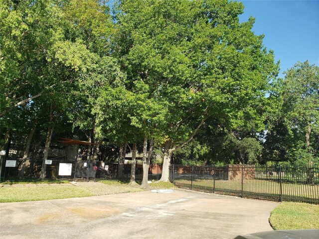 11710 Southlake Dr, Houston, TX 77077 - view of concrete surface