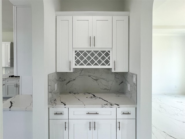 126 Lakeland Cir, Rosharon, TX 77583 - kitchen with backsplash, white cabinets, and light countertops