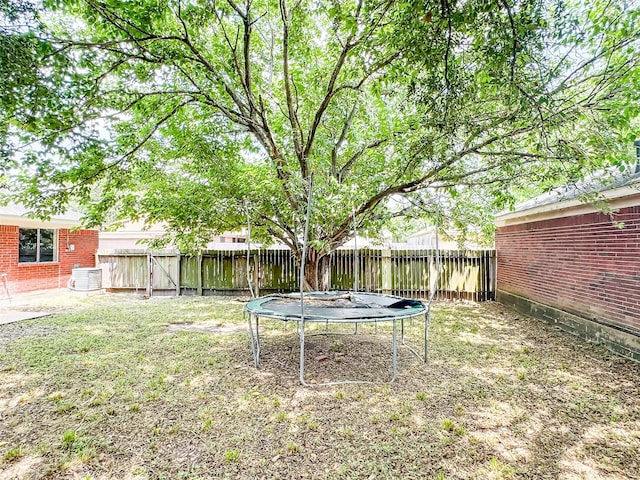 5422 Quail Cove Ln, Houston, TX 77053 - fenced backyard featuring a trampoline