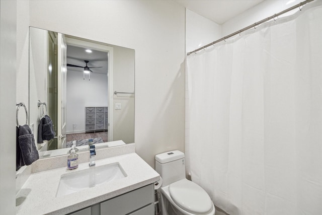 1808 Northwood St Unit A, Houston, TX 77009 - full bathroom featuring toilet, vanity, ceiling fan, and curtained shower