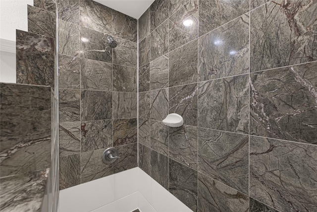 2333 Bering Dr Unit 124, Houston, TX 77057 - full bath featuring a tile shower