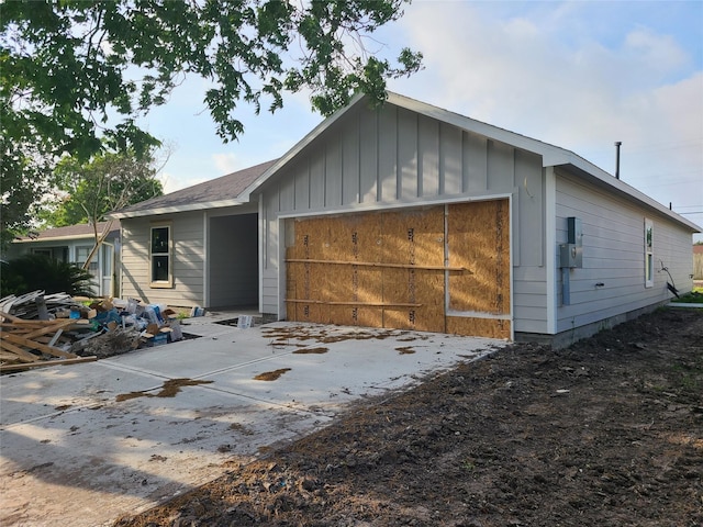 1617 14th Ave N, Texas City, TX 77590 - view of front of home with board and batten siding, an attached garage, and concrete driveway
