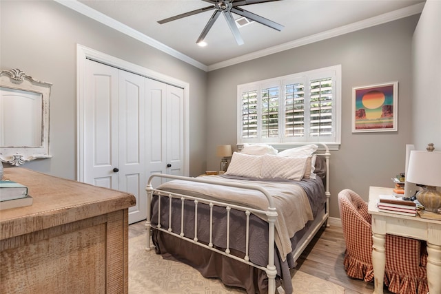 11 Turtle Cove Ct, Kingwood, TX 77346 - bedroom with a closet, an office area, crown molding, light wood-style flooring, and a ceiling fan