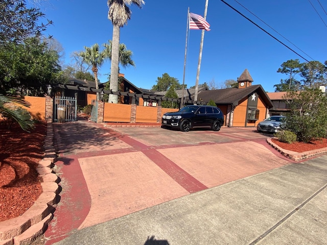 2013 Deats Rd, Dickinson, TX 77539 - view of front of property featuring a gate