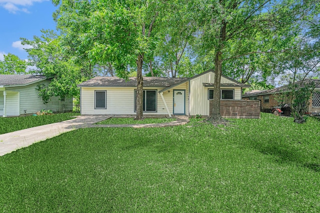 7433 Yoe St, Houston, TX 77016 - view of front of home featuring a front yard and board and batten siding