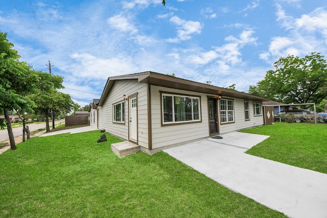 5903 Belneath St, Houston, TX 77033 - view of front of house with a front lawn and a patio area