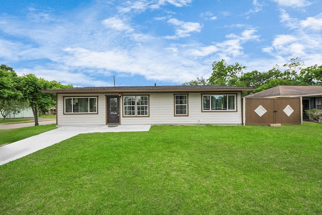 5903 Belneath St, Houston, TX 77033 - ranch-style house featuring a front lawn