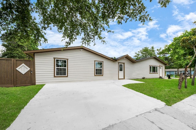 5903 Belneath St, Houston, TX 77033 - ranch-style home featuring concrete driveway