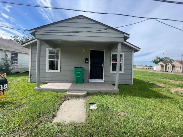 603 Willow St, Baytown, TX 77520 - shotgun-style home featuring a front lawn