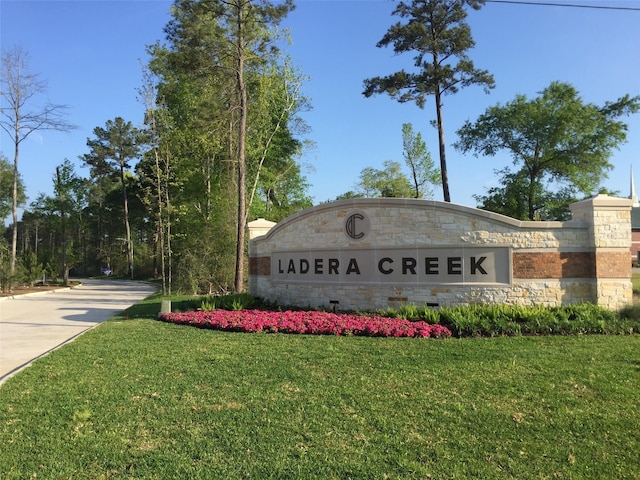 3221 Climbing Gardens Ct, Conroe, TX 77301 - community sign with a lawn