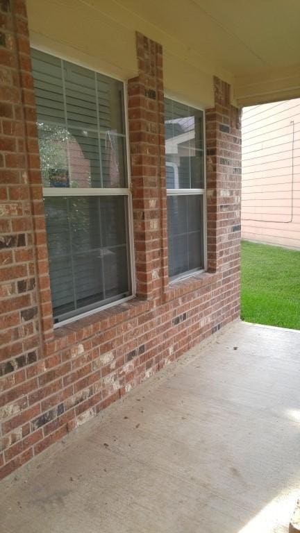 2902 Winslow Forest Ln, Houston, TX 77047 - view of covered porch