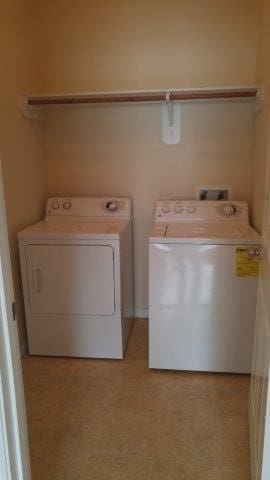 2902 Winslow Forest Ln, Houston, TX 77047 - laundry room featuring washer and dryer
