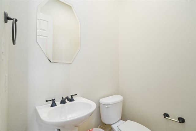 311 Gregg St, Houston, TX 77020 - bathroom featuring a sink and toilet