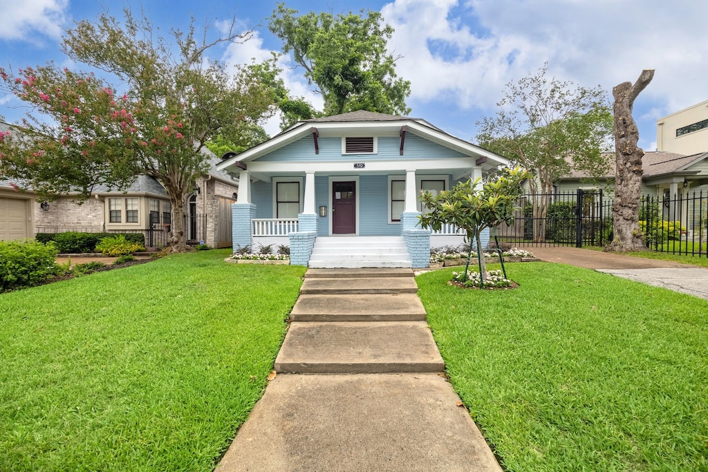 519 Ridge St, Houston, TX 77009 - bungalow-style house with a porch