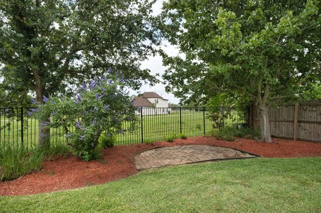 108 Madison Ave, Clute, TX 77531 - view of yard