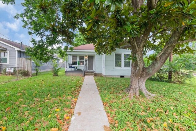 109 Porter St, La Marque, TX 77568 - view of front facade with crawl space