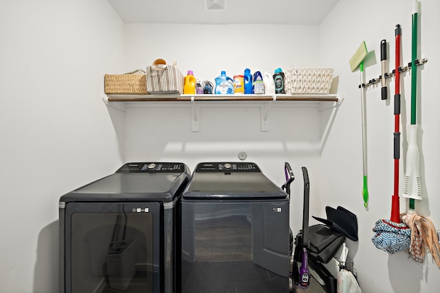 413 Stonework Oaks Ln, Houston, TX 77076 - laundry room featuring washing machine and dryer
