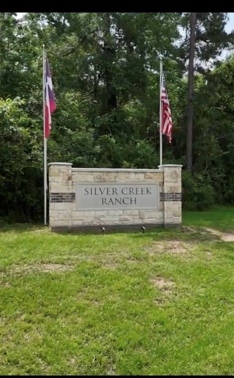 1525 Silver Creek Ln, Montgomery, TX 77316 - community sign with a yard