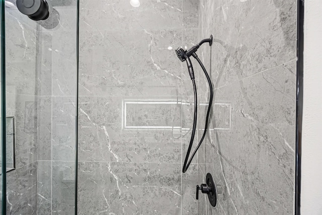 316 E Oakdale St, Dayton, TX 77535 - detailed view of a tile shower