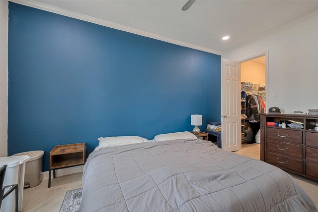 4515 Briar Hollow Pl Unit 307, Houston, TX 77027 - bedroom with ornamental molding, a walk in closet, recessed lighting, a ceiling fan, and a closet