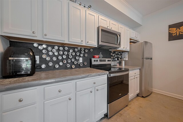 4515 Briar Hollow Pl Unit 307, Houston, TX 77027 - kitchen with stainless steel appliances, crown molding, white cabinetry, concrete flooring, and baseboards