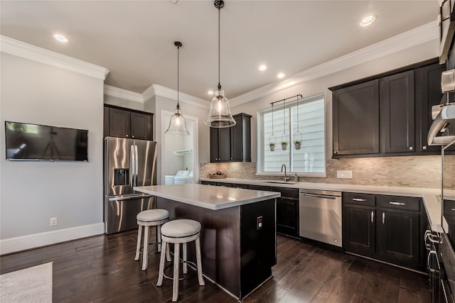 8670 Green Kolbe Ln, Houston, TX 77080 - kitchen featuring stainless steel appliances, separate washer and dryer, a sink, a center island, and a breakfast bar area