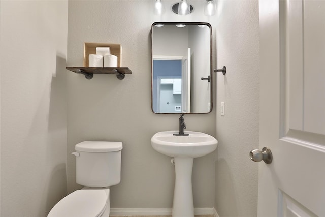 10014 Mahaffey Rd, Tomball, TX 77375 - bathroom featuring toilet and baseboards