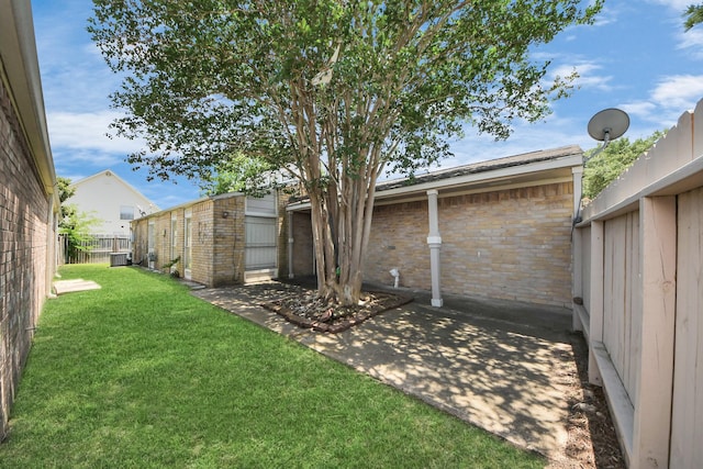 4155 Amir St, Houston, TX 77072 - view of yard with an outdoor structure