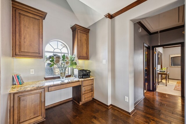2919 Auburn Path, Sugar Land, TX 77479 - bar area with dark wood-style floors, crown molding, built in desk, vaulted ceiling, and baseboards