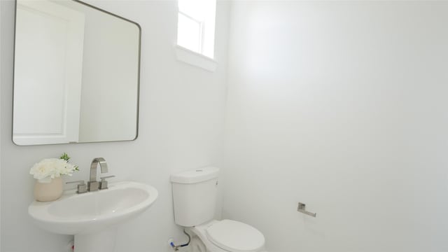 7805 Avenue Ave E, Houston, TX 77012 - bathroom featuring toilet and a sink
