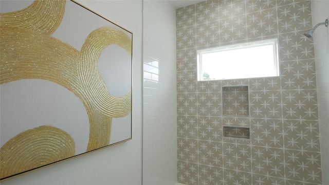 7805 Avenue Ave E, Houston, TX 77012 - bathroom featuring a tile shower