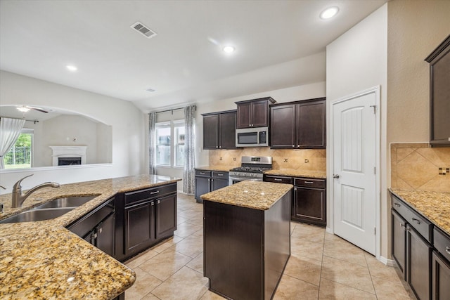 5332 Pointe Spring Xing, Spring, TX 77389 - kitchen featuring appliances with stainless steel finishes, a sink, a kitchen island, plenty of natural light, and recessed lighting